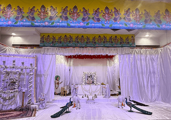 સફેદ ઘટા માં ફૂલ ના હિંડોળા